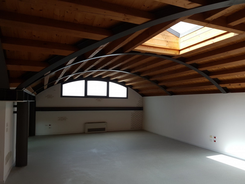 Nel pieno centro di Vittorio Veneto, proponiamo in affitto un ampio e luminoso locale commerciale...