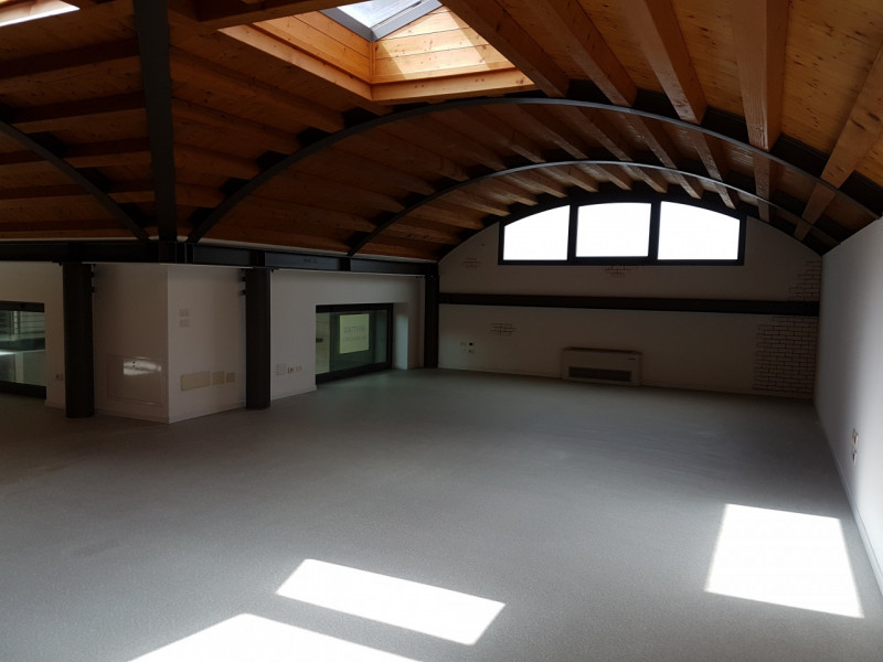 Nel pieno centro di Vittorio Veneto, proponiamo in affitto un ampio e luminoso locale commerciale...