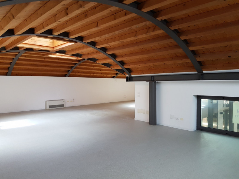 Nel pieno centro di Vittorio Veneto, proponiamo in affitto un ampio e luminoso locale commerciale...