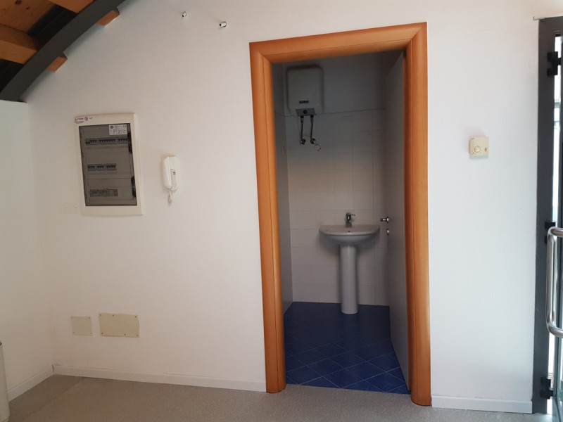 Nel pieno centro di Vittorio Veneto, proponiamo in affitto un ampio e luminoso locale commerciale...