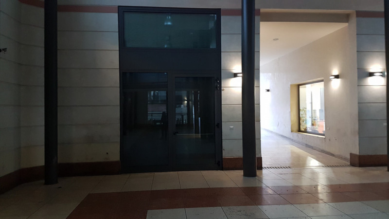 Nel pieno centro di Vittorio Veneto, proponiamo in affitto un ampio e luminoso locale commerciale...