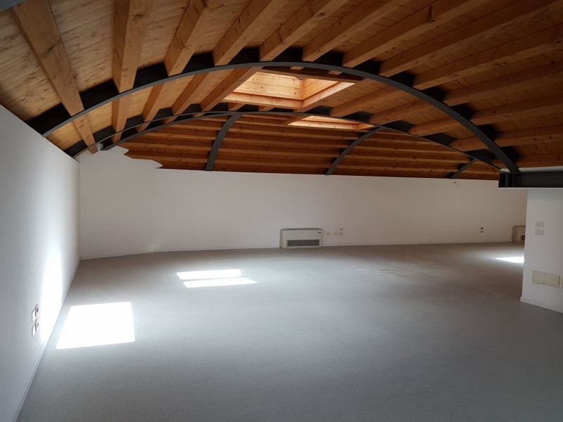 Nel pieno centro di Vittorio Veneto, proponiamo in affitto un ampio e luminoso locale commerciale...