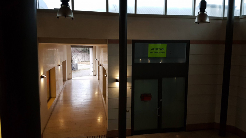 Nel pieno centro di Vittorio Veneto, proponiamo in affitto un ampio e luminoso locale commerciale...