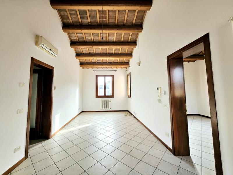 Proponiamo in vendita, nel centro di Villa Estense, bellissimo appartamento su due livelli, all'i...