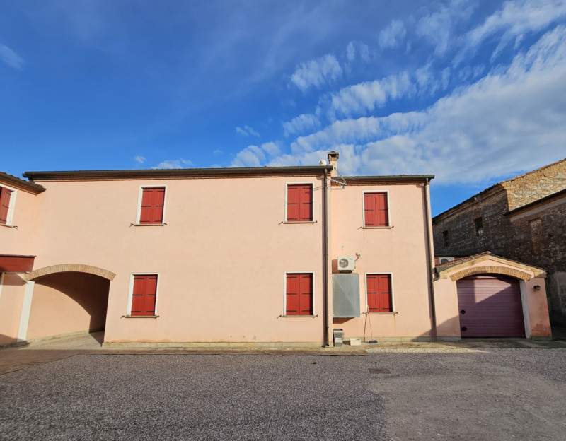 Proponiamo in vendita, nel centro di Villa Estense, bellissimo appartamento su due livelli, all'i...