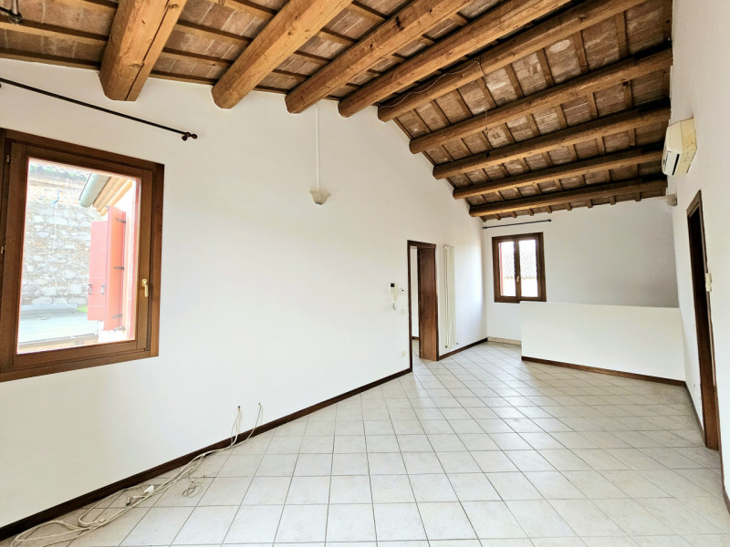 Proponiamo in vendita, nel centro di Villa Estense, bellissimo appartamento su due livelli, all'i...