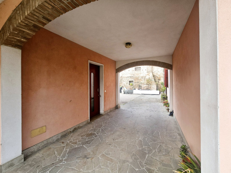 Proponiamo in vendita, nel centro di Villa Estense, bellissimo appartamento su due livelli, all'i...