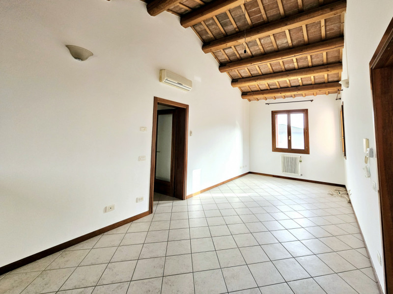 Proponiamo in vendita, nel centro di Villa Estense, bellissimo appartamento su due livelli, all'i...