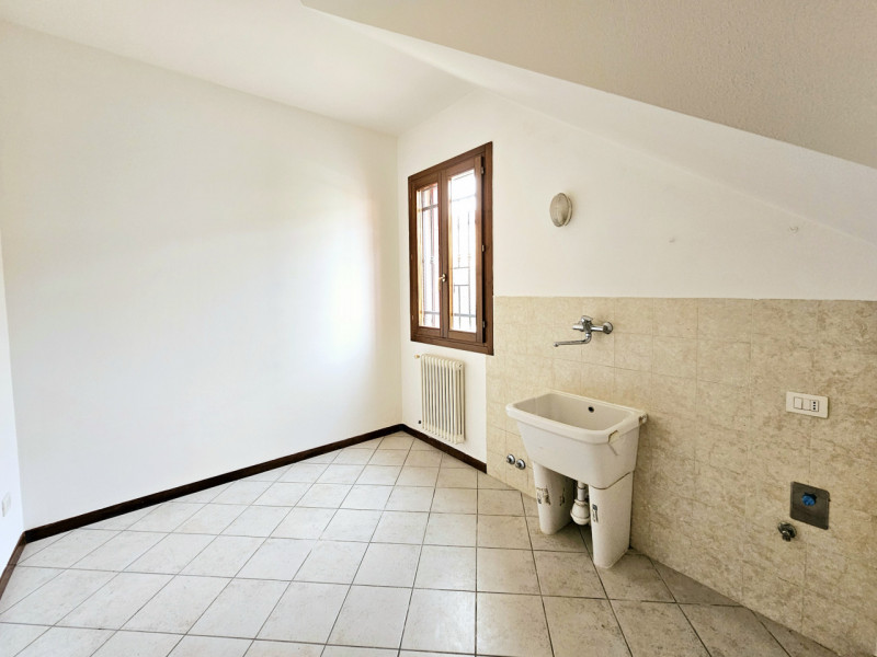 Proponiamo in vendita, nel centro di Villa Estense, bellissimo appartamento su due livelli, all'i...