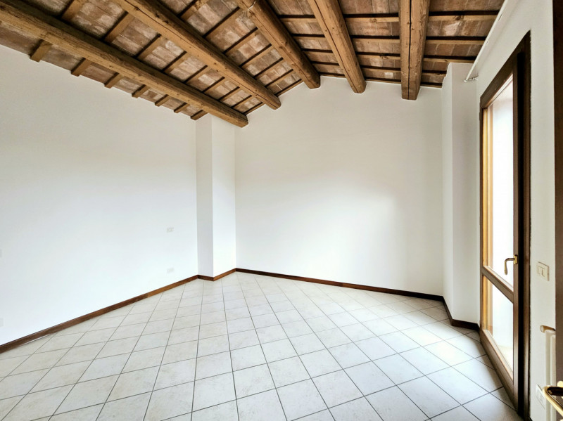 Proponiamo in vendita, nel centro di Villa Estense, bellissimo appartamento su due livelli, all'i...