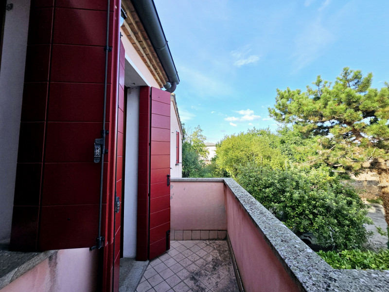 Proponiamo in vendita, nel centro di Villa Estense, bellissimo appartamento su due livelli, all'i...