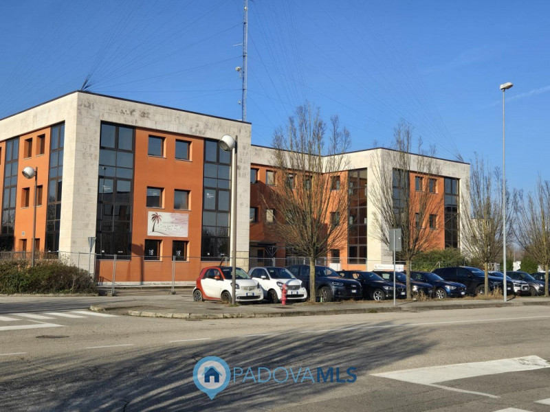 Proponiamo la locazione di un UFFICIO situato nel cuore della Zona Artigianale di PERAGA, VIGONZA...
