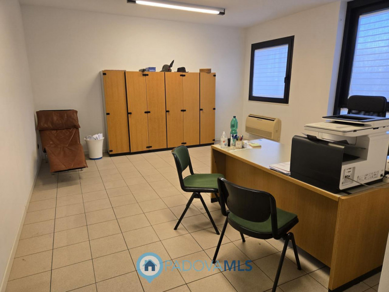 Proponiamo la locazione di un UFFICIO situato nel cuore della Zona Artigianale di PERAGA, VIGONZA...
