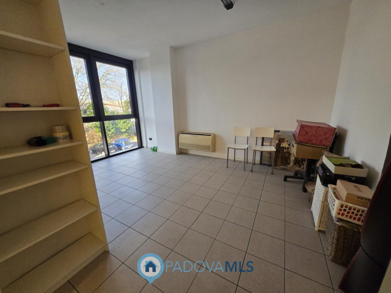 Proponiamo la locazione di un UFFICIO situato nel cuore della Zona Artigianale di PERAGA, VIGONZA...
