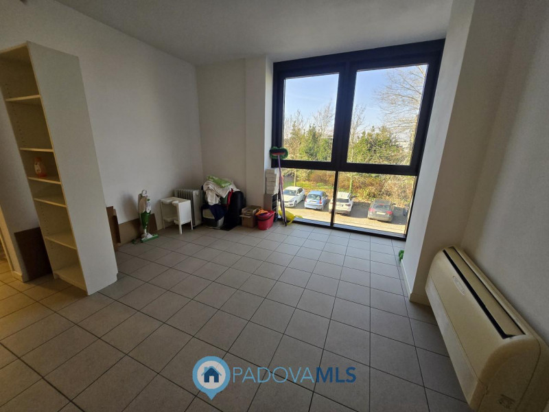 Proponiamo la locazione di un UFFICIO situato nel cuore della Zona Artigianale di PERAGA, VIGONZA...