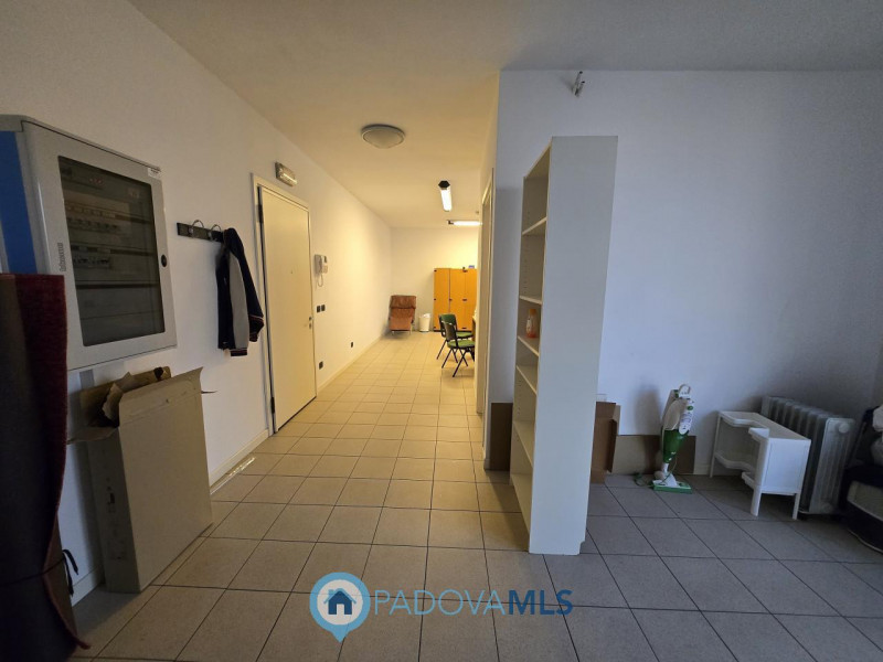 Proponiamo la locazione di un UFFICIO situato nel cuore della Zona Artigianale di PERAGA, VIGONZA...