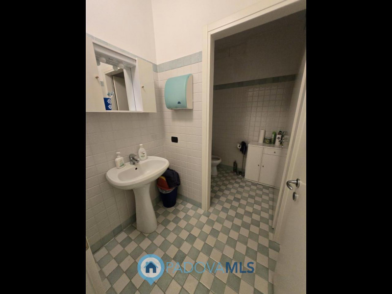 Proponiamo la locazione di un UFFICIO situato nel cuore della Zona Artigianale di PERAGA, VIGONZA...