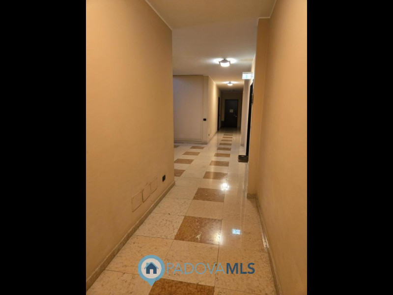 Proponiamo la locazione di un UFFICIO situato nel cuore della Zona Artigianale di PERAGA, VIGONZA...