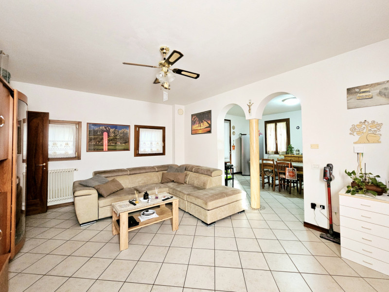 Proponiamo in vendita, nel centro di Villa Estense, all'interno di una corte antica, accogliente ...