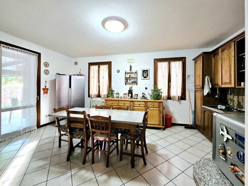 Proponiamo in vendita, nel centro di Villa Estense, all'interno di una corte antica, accogliente ...