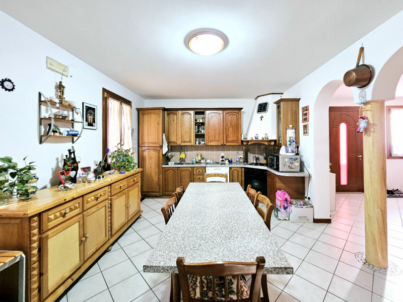 Proponiamo in vendita, nel centro di Villa Estense, all'interno di una corte antica, accogliente ...