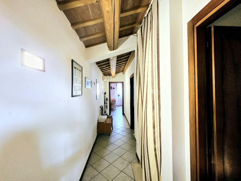 Proponiamo in vendita, nel centro di Villa Estense, all'interno di una corte antica, accogliente ...