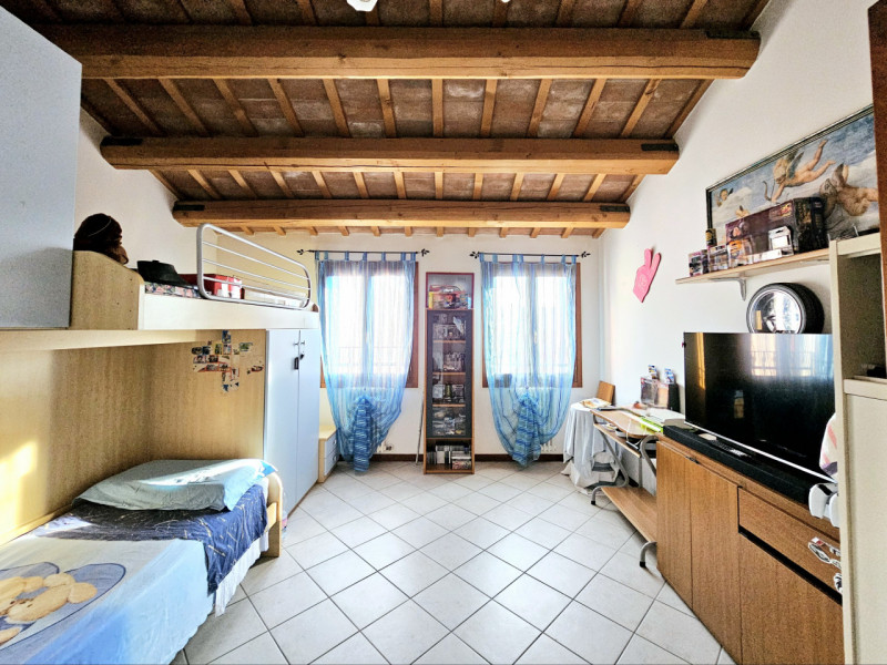 Proponiamo in vendita, nel centro di Villa Estense, all'interno di una corte antica, accogliente ...