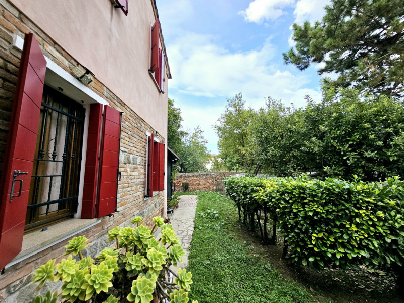 Proponiamo in vendita, nel centro di Villa Estense, all'interno di una corte antica, accogliente ...