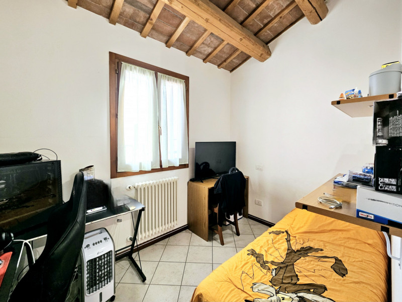 Proponiamo in vendita, nel centro di Villa Estense, all'interno di una corte antica, accogliente ...