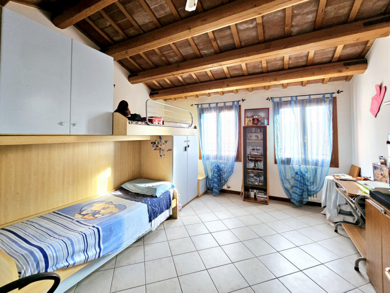 Proponiamo in vendita, nel centro di Villa Estense, all'interno di una corte antica, accogliente ...