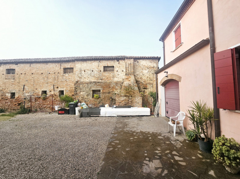 Proponiamo in vendita, nel centro di Villa Estense, all'interno di una corte antica, accogliente ...