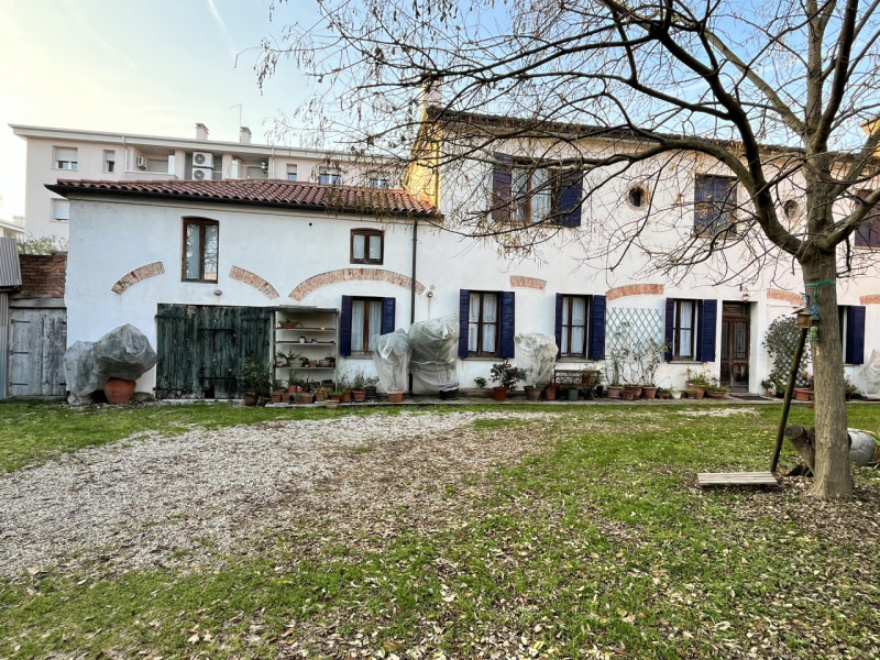 Scopri questa affascinante casa singola terratetto situata nel quartiere San Gregorio a Padova. C...
