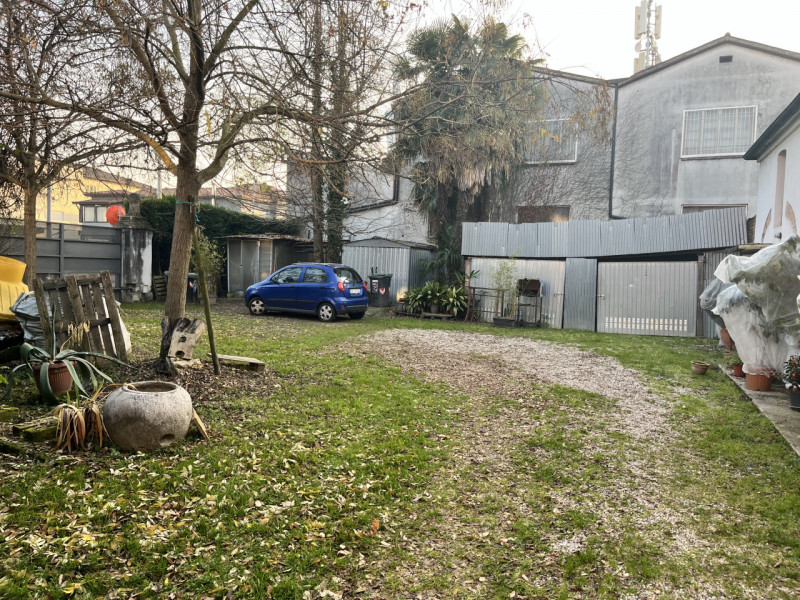 Scopri questa affascinante casa singola terratetto situata nel quartiere San Gregorio a Padova. C...