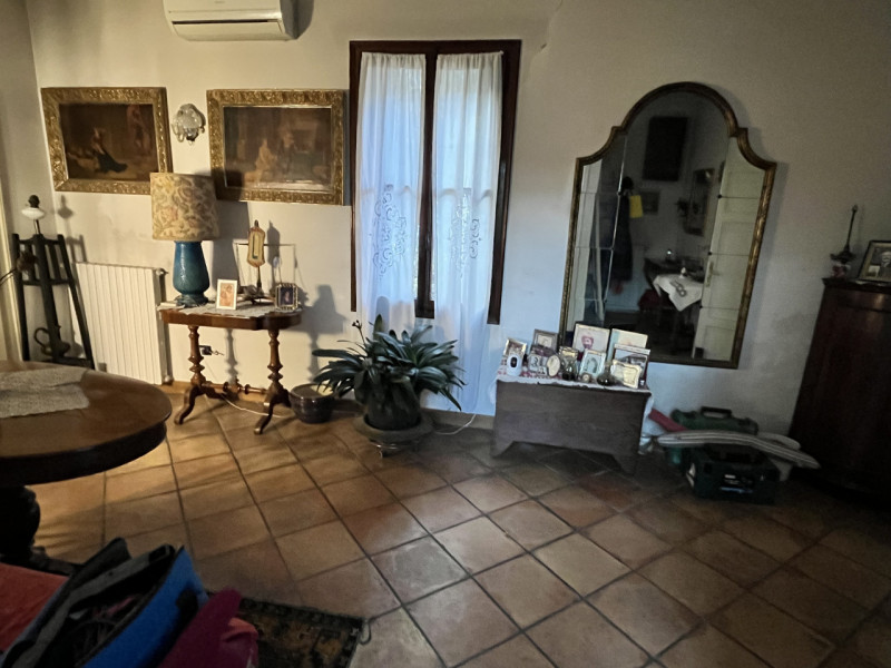 Scopri questa affascinante casa singola terratetto situata nel quartiere San Gregorio a Padova. C...