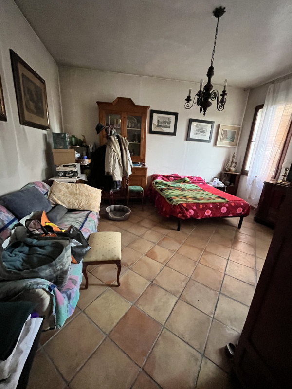 Scopri questa affascinante casa singola terratetto situata nel quartiere San Gregorio a Padova. C...