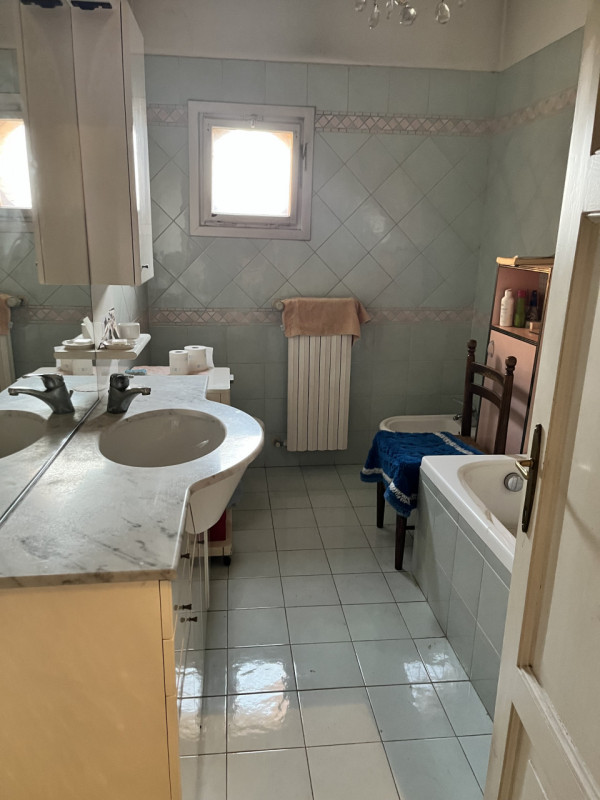 Scopri questa affascinante casa singola terratetto situata nel quartiere San Gregorio a Padova. C...