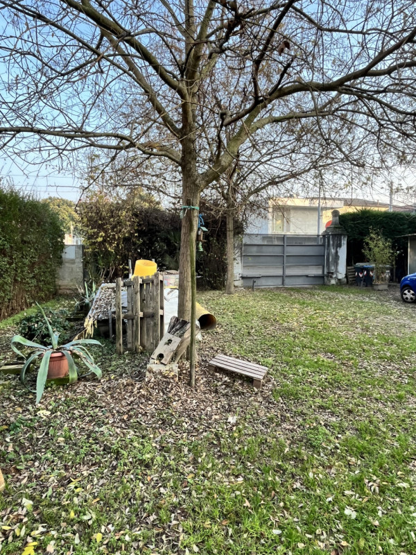 Scopri questa affascinante casa singola terratetto situata nel quartiere San Gregorio a Padova. C...