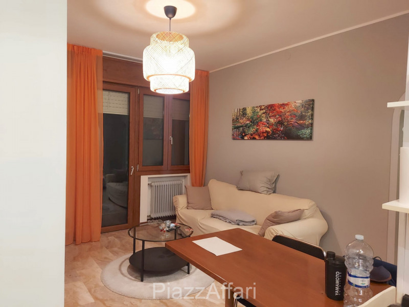 Proponiamo in affitto appartamento al piano rialzato, situato in un tranquillo quartiere residenz...