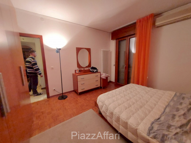 Proponiamo in affitto appartamento al piano rialzato, situato in un tranquillo quartiere residenz...