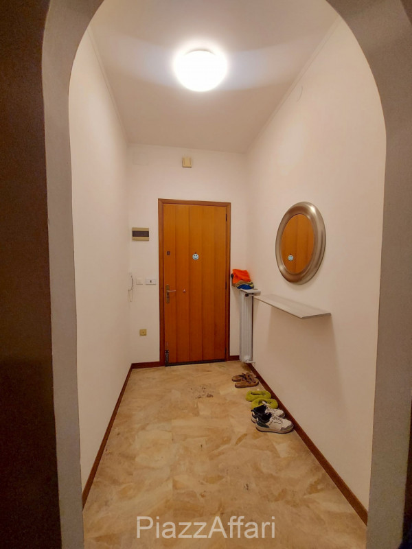 Proponiamo in affitto appartamento al piano rialzato, situato in un tranquillo quartiere residenz...