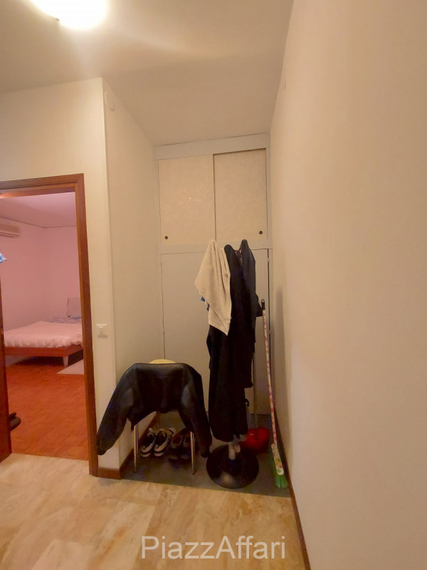 Proponiamo in affitto appartamento al piano rialzato, situato in un tranquillo quartiere residenz...