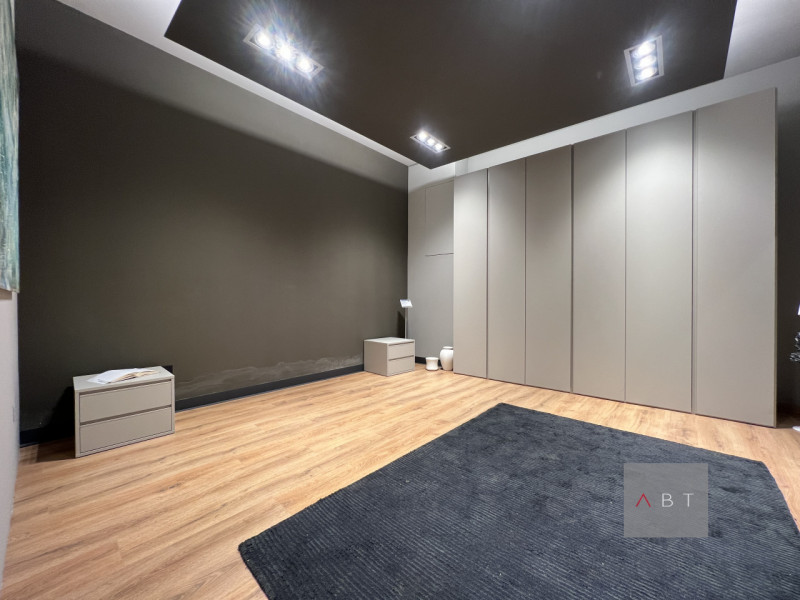 Situato nella frazione di Arsego, negozio al piano terra di circa 74 mq. con bagno. Classe Energ....