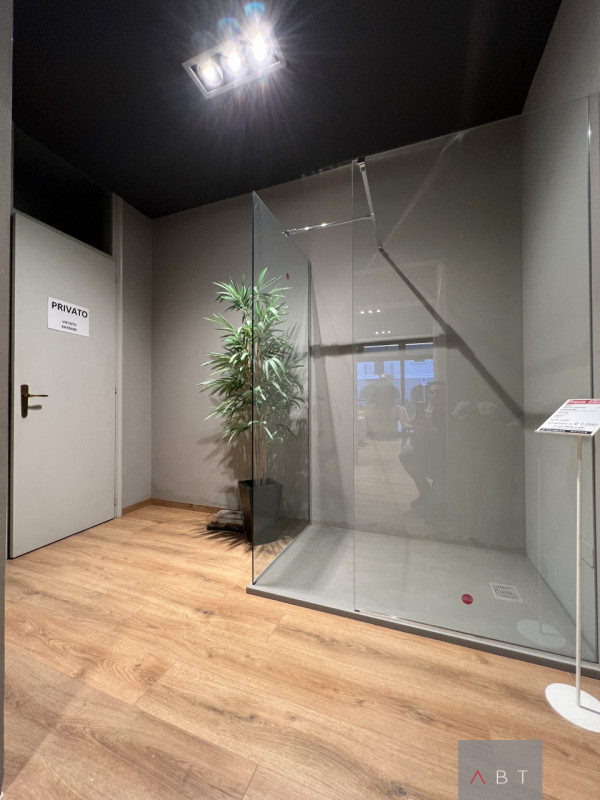 Situato nella frazione di Arsego, negozio al piano terra di circa 74 mq. con bagno. Classe Energ....