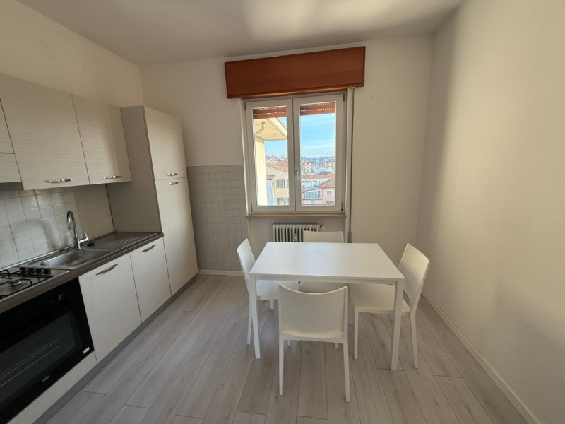 BICAMERE INTEGRALMENTE RISTRUTTURATO ULTIMO PIANO CON ASCENSORE E GARAGE NEL VERSANTE OVEST DI VI...