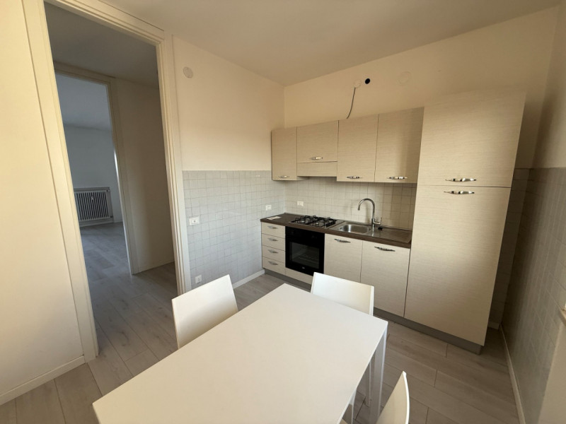 BICAMERE INTEGRALMENTE RISTRUTTURATO ULTIMO PIANO CON ASCENSORE E GARAGE NEL VERSANTE OVEST DI VI...