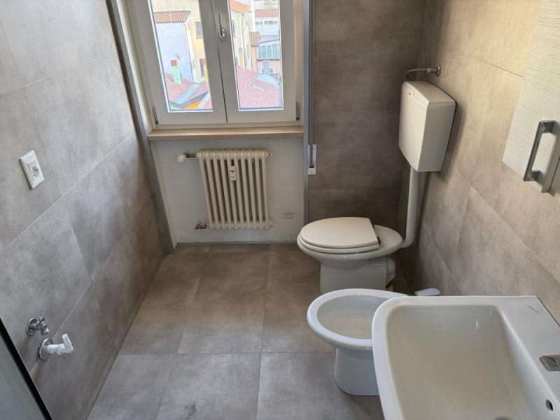 BICAMERE INTEGRALMENTE RISTRUTTURATO ULTIMO PIANO CON ASCENSORE E GARAGE NEL VERSANTE OVEST DI VI...