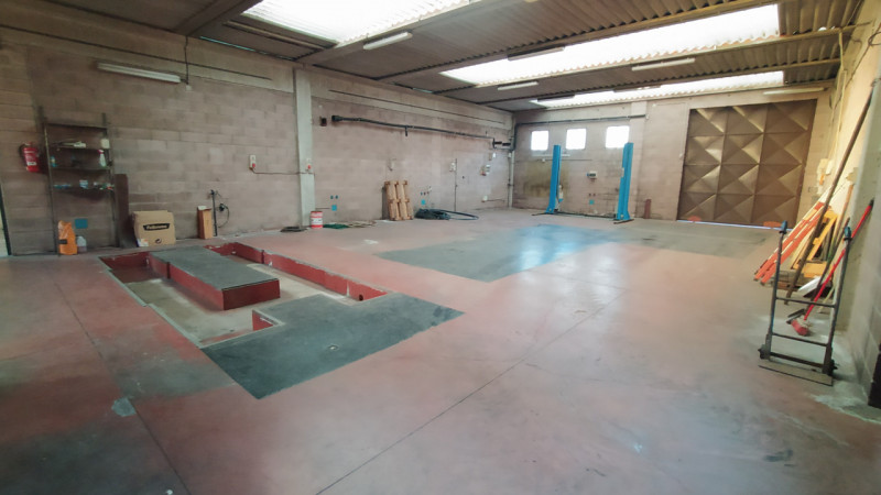 Proponiamo una soluzione rara nel quartiere Paltana, caratterizzata dalla presenza di due capanno...