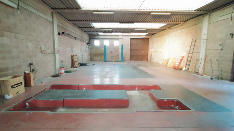 Proponiamo una soluzione rara nel quartiere Paltana, caratterizzata dalla presenza di due capanno...