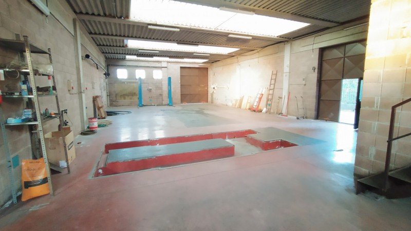 Proponiamo una soluzione rara nel quartiere Paltana, caratterizzata dalla presenza di due capanno...