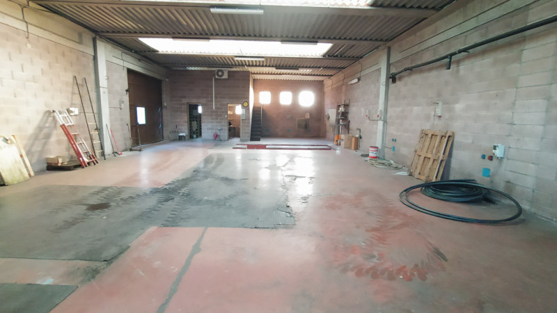 Proponiamo una soluzione rara nel quartiere Paltana, caratterizzata dalla presenza di due capanno...